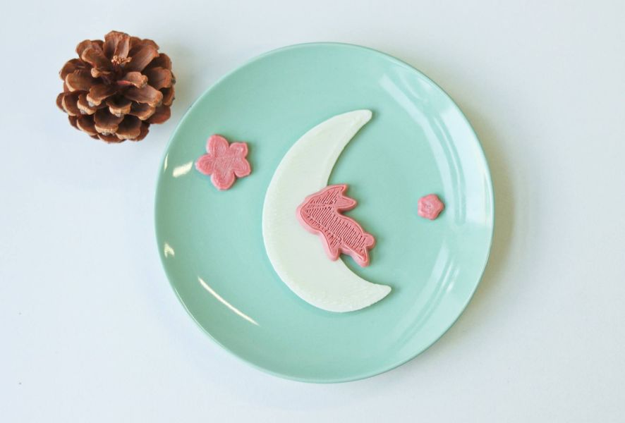 Foodprinter's tweet photo. What's on the moon? Maybe there is a pink bunny sleeping on it.
What else can we do with the 3D chocolate printer? Maybe you can do it with your kids by printing their drawings into chocolate work.
.
#3dfoodprinter #wiibooxsweetin #3dchocolateprinter #chocolate #bunny #dessert https://t.co/U3yvlovUpV