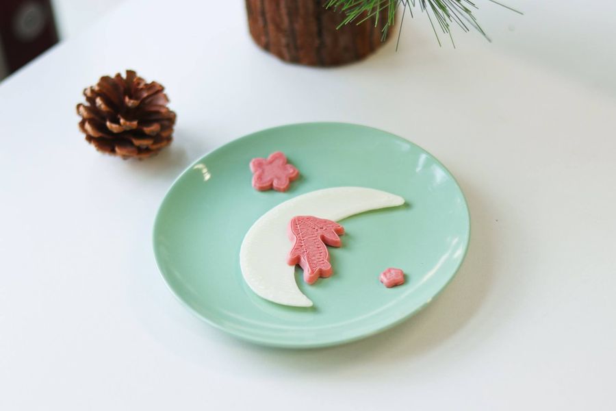 Foodprinter's tweet photo. What's on the moon? Maybe there is a pink bunny sleeping on it.
What else can we do with the 3D chocolate printer? Maybe you can do it with your kids by printing their drawings into chocolate work.
.
#3dfoodprinter #wiibooxsweetin #3dchocolateprinter #chocolate #bunny #dessert https://t.co/U3yvlovUpV