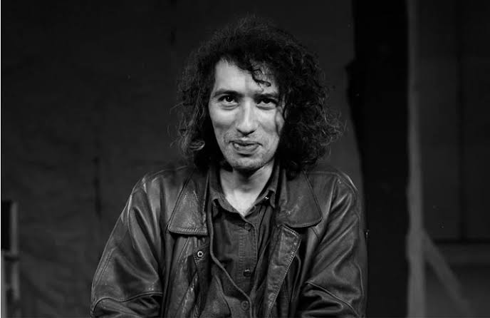 iletisimyayin's tweet photo. "Televizyon olmadığı için pencereden bulut seyretmeye başladım. Oradaki yayın çok iyi, haberleri daha güvenilir, bir iki uçak dışında pek reklam almıyorlar ve akşamları gök gürültülü sürpriz programlar var." 

Ulus Baker'i özlemle anıyoruz...  (14 Temmuz 1960 - 12 Temmuz 2007) https://t.co/3jEc7i5TdJ