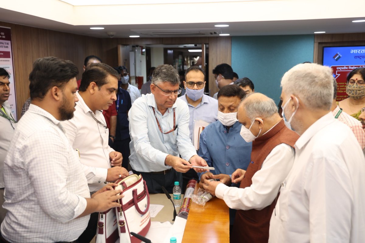 ECISVEEP's tweet photo. CEC Shri Rajiv Kumar along with EC Shri Anup Chandra Pandey supervising the distribution and dispatch of Ballot Box and other poll related materials for Presidential Election 2022 to AROs from States /UTs at Nirvachan Sadan today

#PresidentialElections2022 https://t.co/eEX5APk6p6