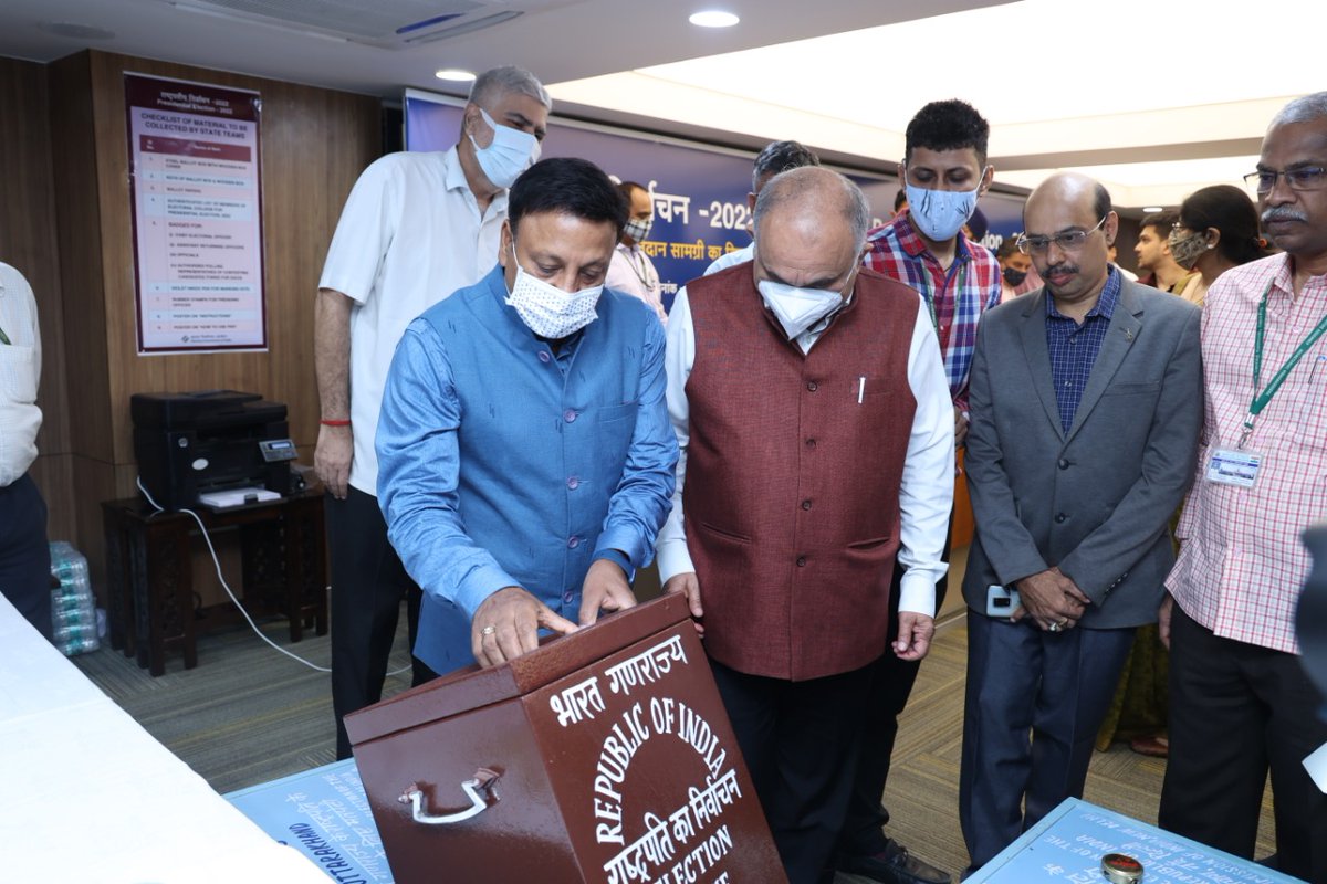 CEC Shri Rajiv Kumar along with EC Shri Anup Chandra Pandey supervising the distribution and dispatch of Ballot Box and other poll related materials for Presidential Election 2022 to AROs from States /UTs at Nirvachan Sadan today

#PresidentialElections2022