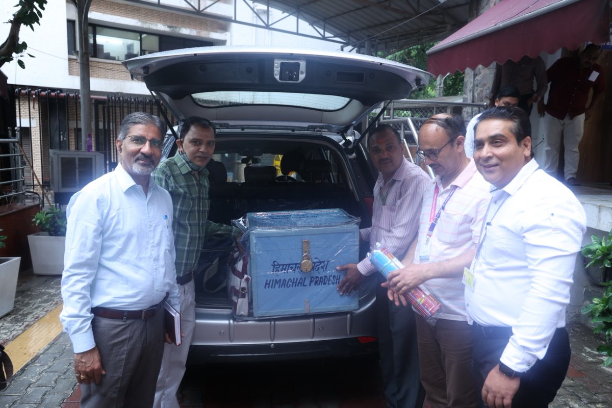 ECISVEEP's tweet photo. Sealed poll materials and Ballot box are being dispatched to each of 30 places of poll in States/UT in a secure and time bound manner as per pre-defined SOPs. 14 state AROs to collect the material today and rest of the AROs to collect tomorrow. https://t.co/sPtkB8L9ON