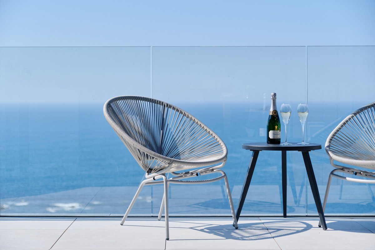 Sunday moments from Breakwater 🌾

A real coastal retreat, there’s no better way to while away an afternoon than watching the waves in the sunshine. 

Recently featured in The Times, take a look around Breakwater and escape to Sennen Cove this August: bit.ly/3Ik1Ne7