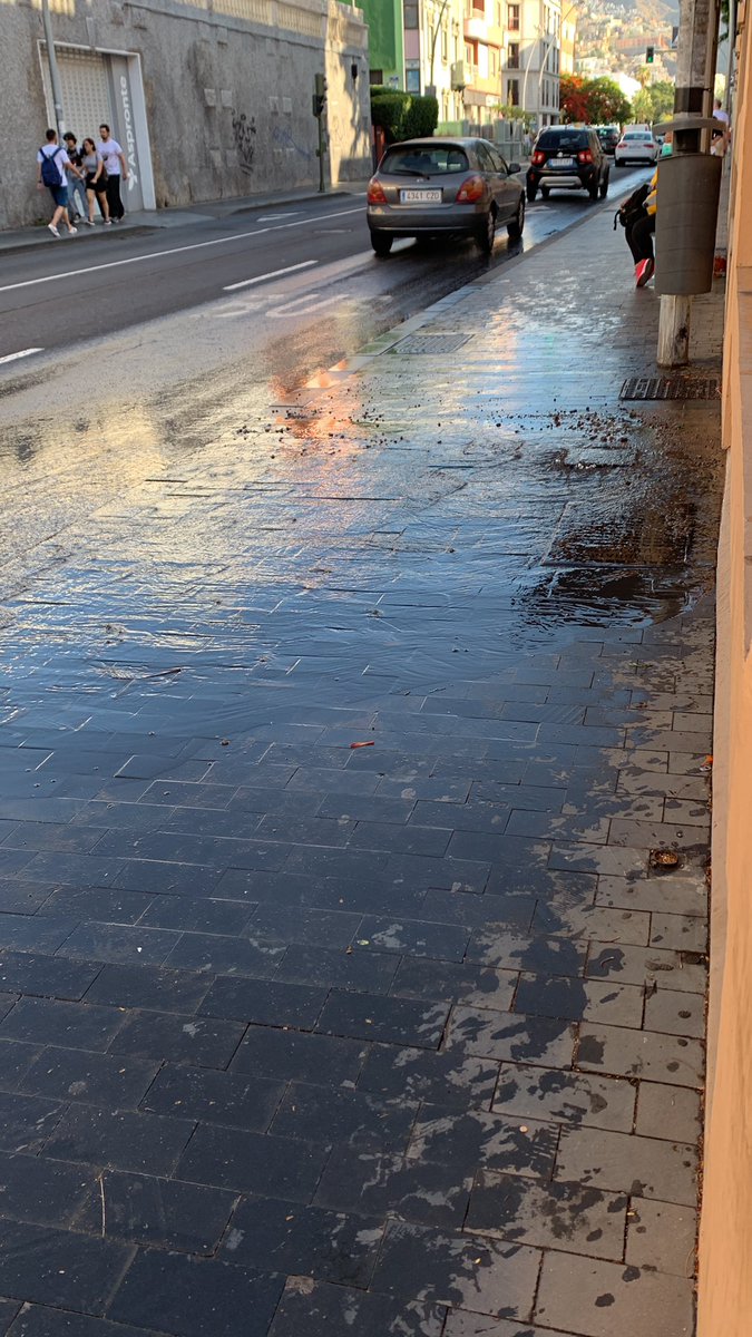 cbaucells's tweet photo. Buenos días… @santacruz_ayto hay una alcantarilla echando agua y piedras en la avenida la salle https://t.co/3sN88V3fyi