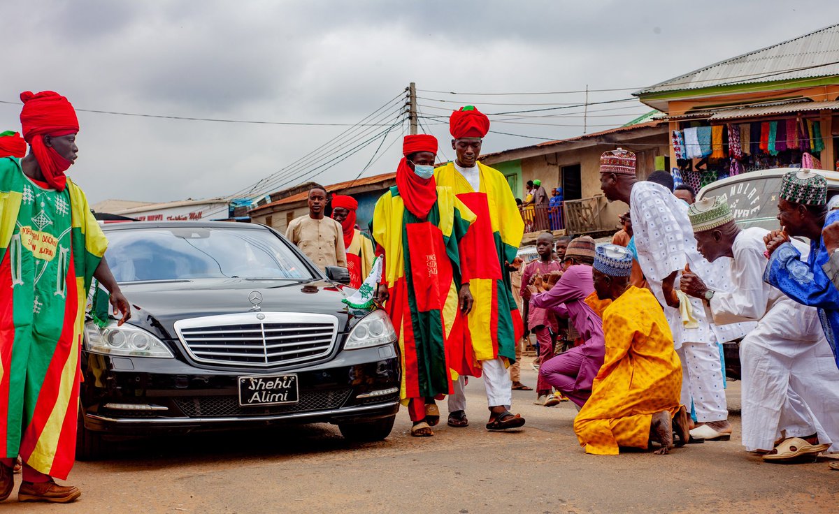 thesodiq's tweet photo. His Royal Highness, the Emir of llorin Dr. Ibrahim Sulu-Gambari and his loyal courtiers visited the Governor of Kwara state for the annual Bareke festival.
Ilorin, Nigeria
July, 2022
#documentaryphography
#storytelling https://t.co/swZEqvbL0o