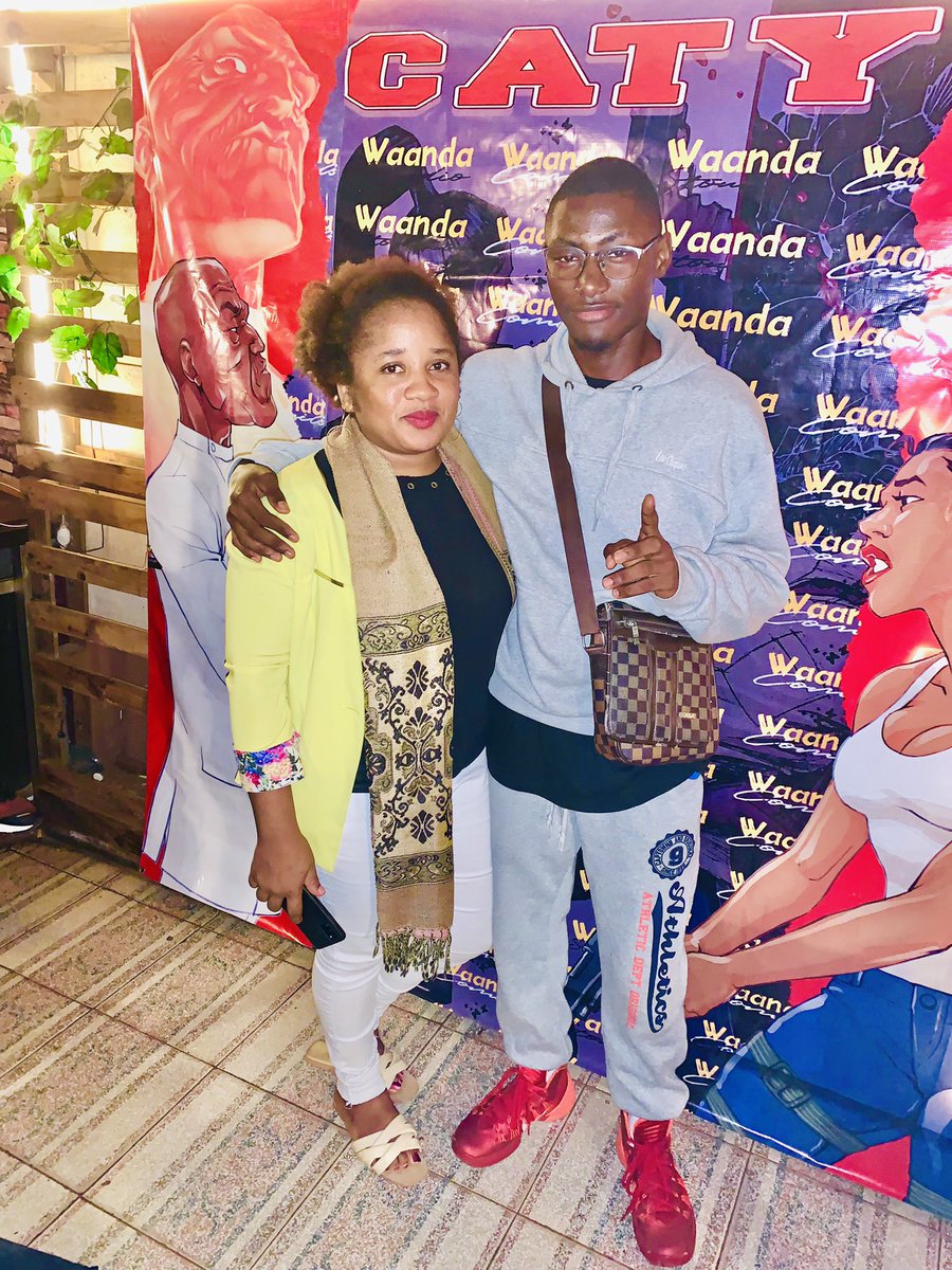 RosselSikoue's tweet photo. 🥰Samedi était juste super 👍, j’ai assisté à une des plus surprenante dédicace dans le domaine de la bd. Avec @NjikeYvette 🥰 #caty2 #incrediblecaty https://t.co/bCYRxW6rJ5