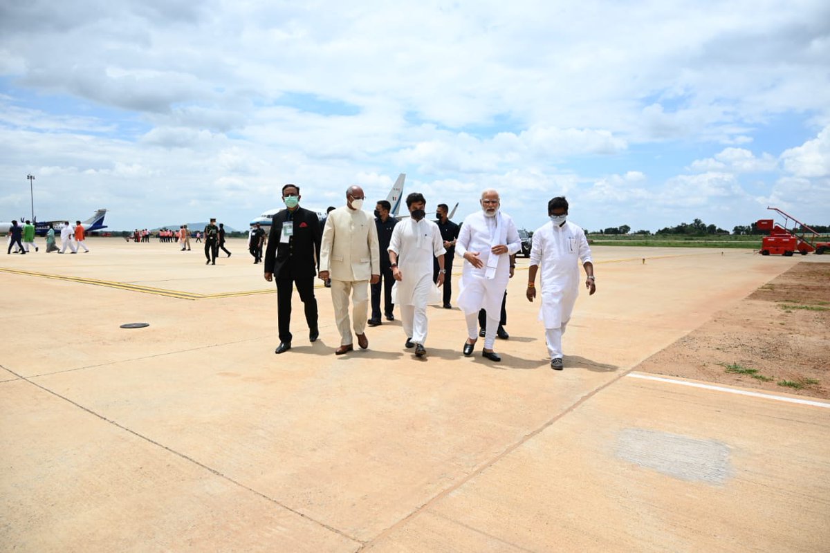 JMM_Purvi_'s tweet photo. ये ही एक आदिवासी मुख्यमंत्री की परम्परा संस्कर ओर सभ्यता जो केवल देश के सर्वोच्च पद पे अशीन प्रधानमंत्री ही नही अपने अभिवावक तुल की सनमान आदर करना
कोई यू ही #हेमंत_सोरेन नही बन जाता
@HemantSorenJMM @dprakashbjp @yourBabulal @nishikant_dubey @JmmJharkhand @BJP4Jharkhand https://t.co/p9cnRFjHsD