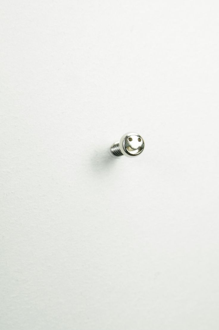man_monton's tweet photo. เครื่องมือช่างก็น่ารักได้ "The smiley screw" จาก Yumakano Studio ญี่ปุ่น ออกแบบสกรูให้มีหัวเป็นหน้ายิ้ม ใช้คู่กับไขควงเข้าชุดกัน เปลี่ยนจากของที่เคยอยากซ่อนไม่ให้เห็น เป็นอยากโชว์
#ManMonton #Creative #Idea https://t.co/IFnsxqQTvT