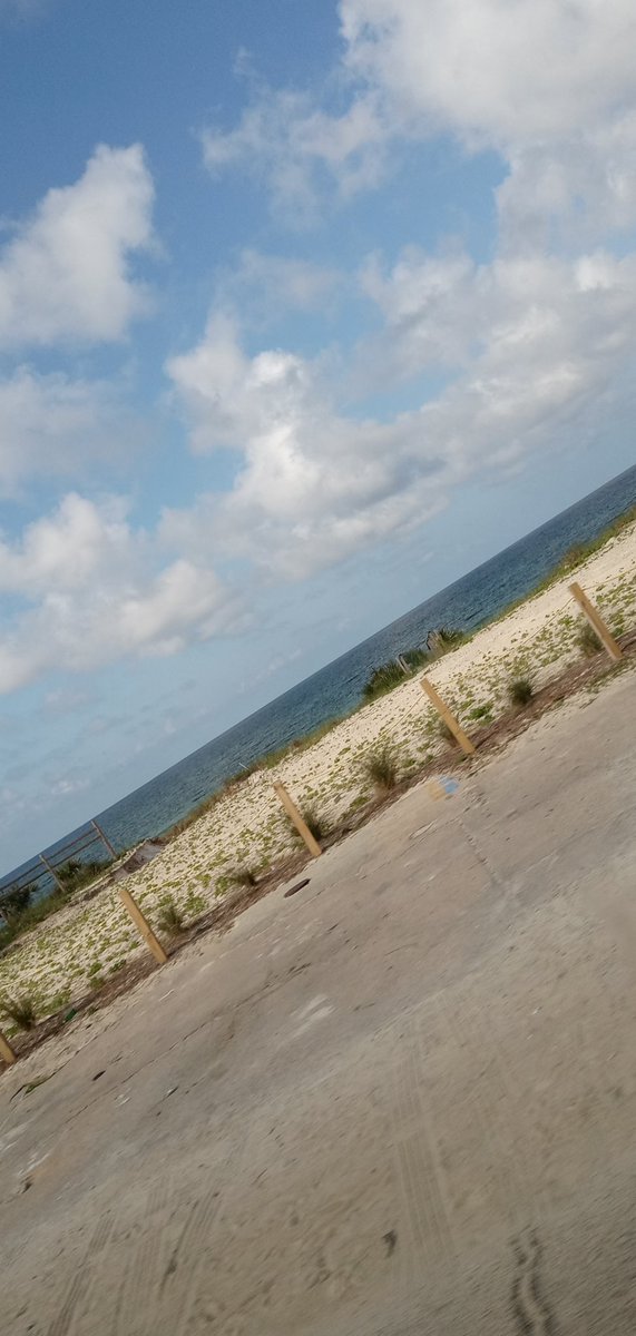 S70265308Brenda's tweet photo. #Blueskies #BlueSky #Oceanview #ocean #Sand #beachgirl #Beach #beachlife #beachvibes #Cloud #Clouds #NaturePhotography #NatureBeauty #Lovenature #naturelovers https://t.co/aSXj2hkMAc