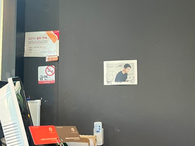 KiAileNYC's tweet photo. And of course today another person uploaded #SongJoongki's signature in a restaurant. This time it's JINXIN, a Chinese &amp; Asian cuisine restaurant in Daejeon https://t.co/r0Ylazxcs3

You can see JINXIN IG page here https://t.co/gG13dhKReo https://t.co/PUGhX3gUq6