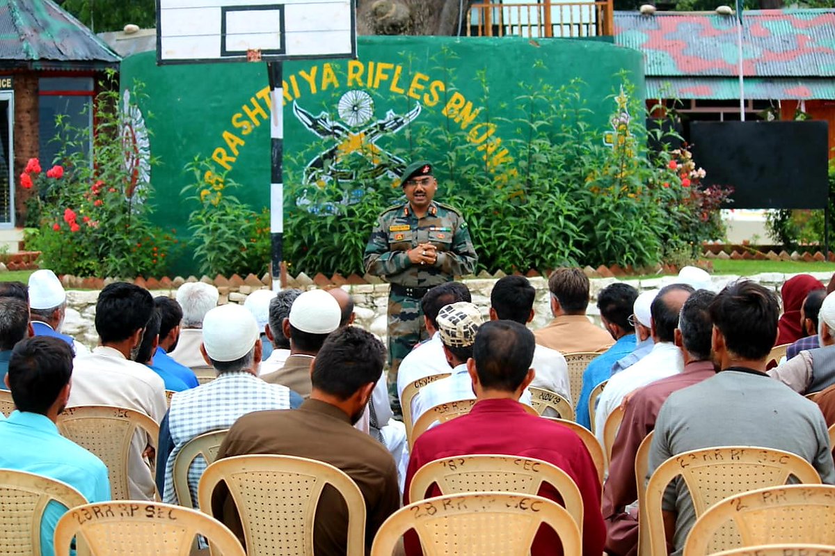 Raziya_Lolabi's tweet photo. Indian Army Organised Project Milap Phase IV and Eid-Ul-Adha Celebrations with Public Representatives at Gujjarpatti, Lolab

#IndianArmy
#KashmirLivesMatter
#SavioursOfKashmir
#kargilVijayDiwas
#Kashmir
#ProsperousKashmir
#ProjectMilap https://t.co/N8dWvnrzhr