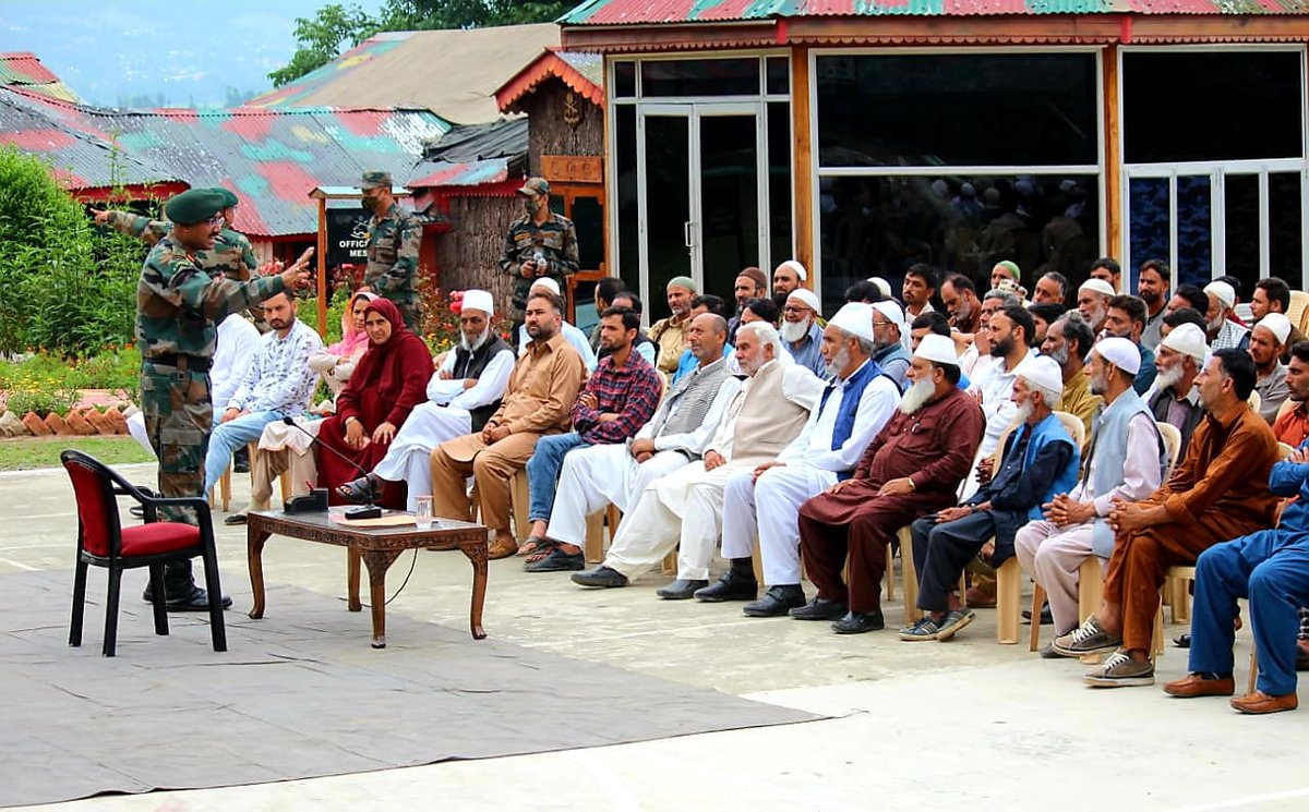 Raziya_Lolabi's tweet photo. Indian Army Organised Project Milap Phase IV and Eid-Ul-Adha Celebrations with Public Representatives at Gujjarpatti, Lolab

#IndianArmy
#KashmirLivesMatter
#SavioursOfKashmir
#kargilVijayDiwas
#Kashmir
#ProsperousKashmir
#ProjectMilap https://t.co/N8dWvnrzhr