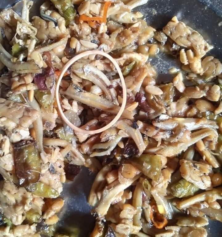 wiwikherma's tweet photo. ada yg bilang, yg lingkaran kuning gaboleh dimakan,
konon katanya susah dicerna..

apa bener gitu ya 🤔 https://t.co/lDHEzfKpXr