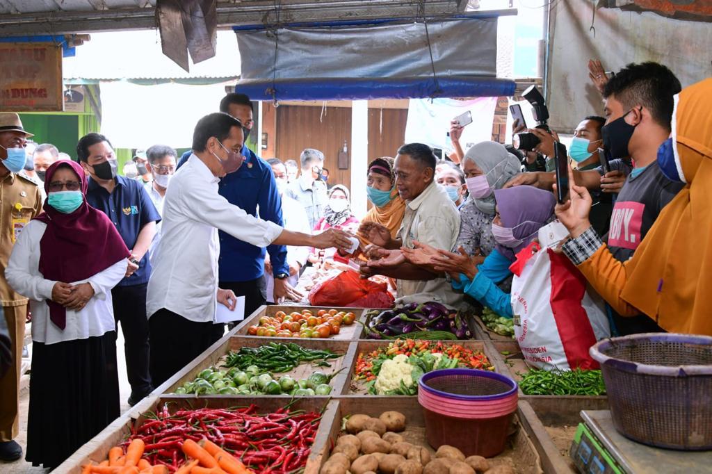 jokowi's tweet photo. Hari ini saya ke Subang, Jawa Barat dan mengunjungi Pasar Sukamandi, untuk bertemu para pedagang sekaligus membagikan bantuan langsung kepada para penerima manfaat. 

Semoga bantuan ini dapat memperkuat daya beli masyarakat dan meningkatkan pertumbuhan ekonomi daerah setempat. https://t.co/uwMMCOIOzR