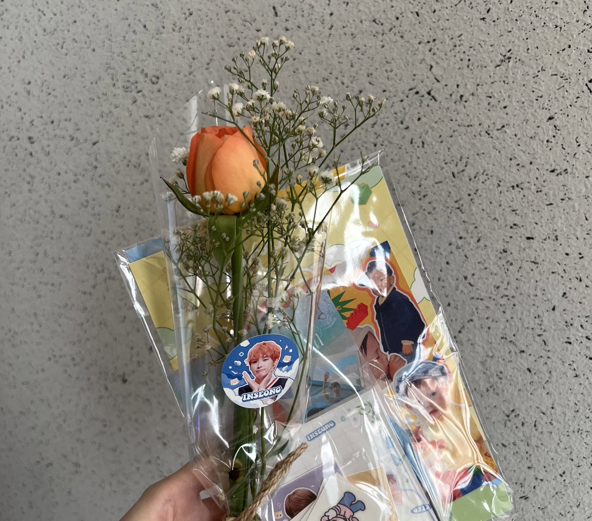 pumcastleworld's tweet photo. 𝙇𝙤𝙫𝙚 𝙂𝙧𝙖𝙙𝙖𝙩𝙞𝙤𝙣 ˖ ࣪⊹ᰔ
꽃선물은 언제나 기분이 좋은데 인성이 생일을 함께 축하하는 좋은 마음으로 열어주신 이벤트로 받은 꽃이라 더 기뻤어요
기본 특전들도 이렇게 두둑하고 예뻐도 되는건가요 이벤트 열어주셔서 감사합니다!!
#Love_Gradation_Inseong
#눈부셔_멀리서도_빛이나잖아 https://t.co/z2gm36Iern
