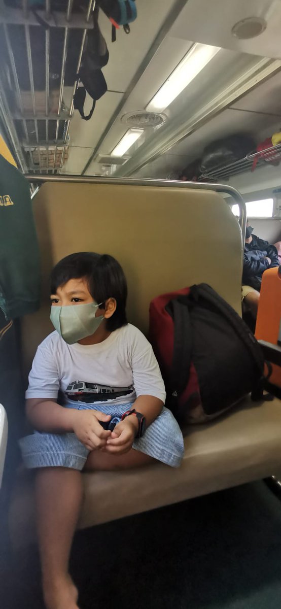 Anak saya sedih kecewa, udah pake baju kereta, pas naik beli tiket Fajar Utama tapi dapet kelas gerbongnya yang ini <a href="/KAI121/">Kereta Api Indonesia</a> tanpa pemberitahuan awal. Padahal harga yang dibayar hampir setara gerbong eksekutif. Boleh dibantu respon baiknya <a href="/KAI121/">Kereta Api Indonesia</a> ?