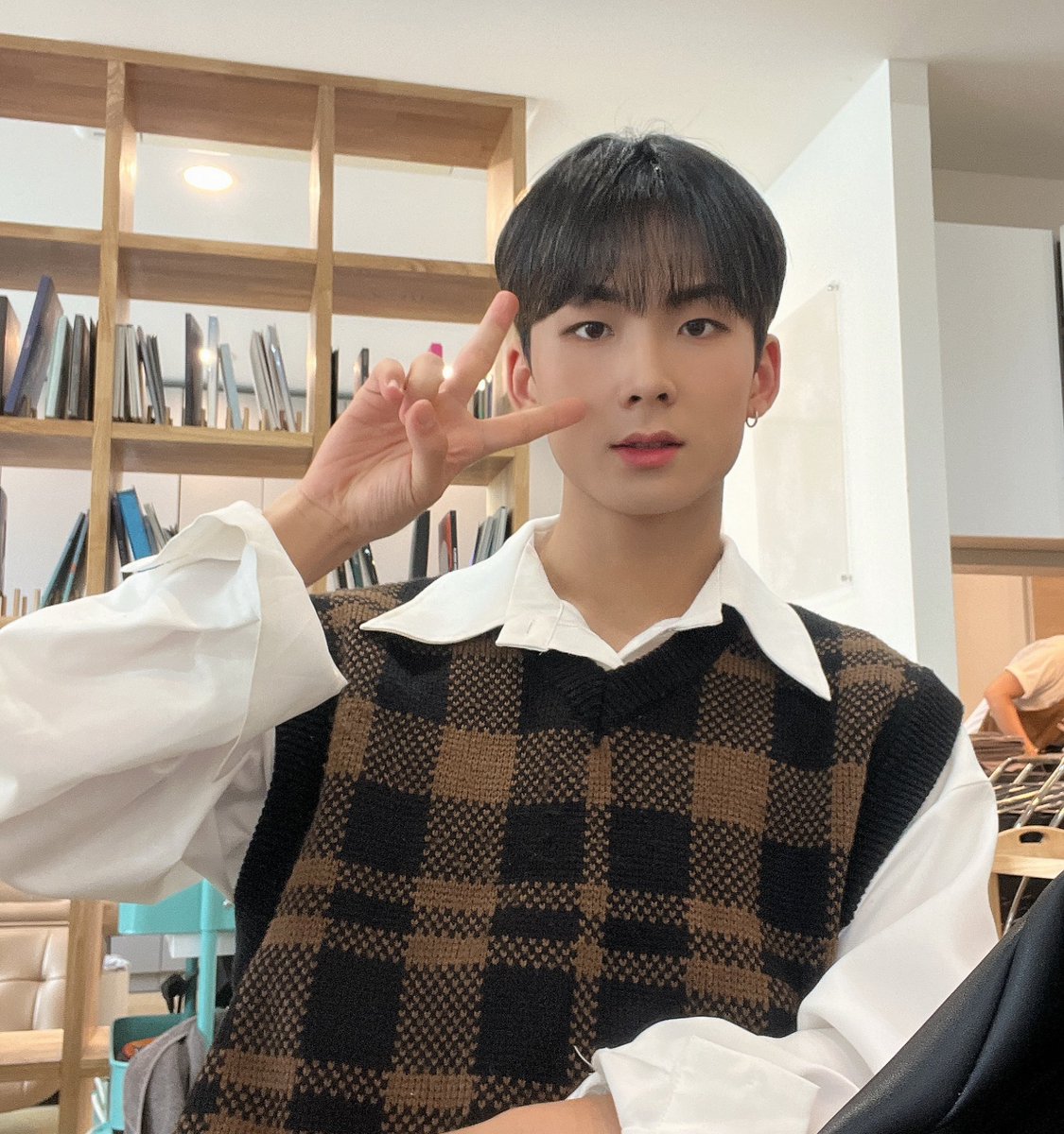 AIMERS_members's tweet photo. [#승환]
여러분 포스트잇회 재밌었나요!! 저는 진짜 너무 너무 재밌어서 미소가 끊기질 않았답니다! 다 여러분 덕분이에요❤️ 
와주셔서 정말 감사하구 다음에도 또 올 테니깐 그때는 더 더 더 더 더 더 이쁘게 올게요! 봐서 너무 행복했어요😉
좋은 하루 보내요!!
우어 배고프다!😵‍💫
#B3o1z #SEUNGHWAN https://t.co/wAMnDI5Dp1