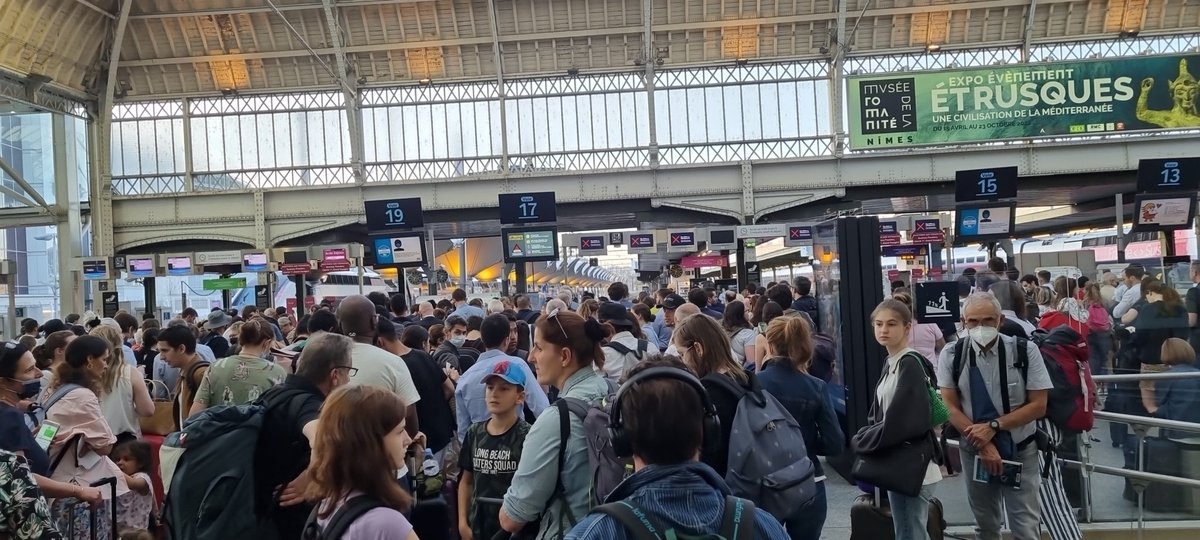Matt_R83's tweet photo. @TGVINOUI @SNCF Décidément la ligne de Marseille c'est quelque chose! ENCORE un retard ce matin, sur le 6101, 30' annoncées mais ça va encore grimper! Et vous nous parquez comme des bêtes en nous faisant une fausse annonce de voie. Vous êtes des champions du monde 🏆🏅🥇 https://t.co/iBWVQgEIS9