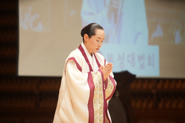 suntaonews's tweet photo. 새로운 30년을 향한 제21주년 법통일 기념대법회: 제21주년 법통일 기념대법회가 지난 3일 본원 국조전 천궁에서 약 200명의 천손님을 모시고 유튜브 선교TV와 동시에 진행되었습니다. 만월 도 전님의 수행과.. https://t.co/poYu8hWua2 https://t.co/XalgXnFvid