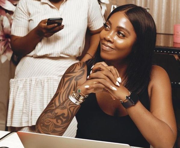 ___JBY17's tweet photo. Like for Tiwa Savage.    Retweet for Tems. https://t.co/EFvnUkP4tu