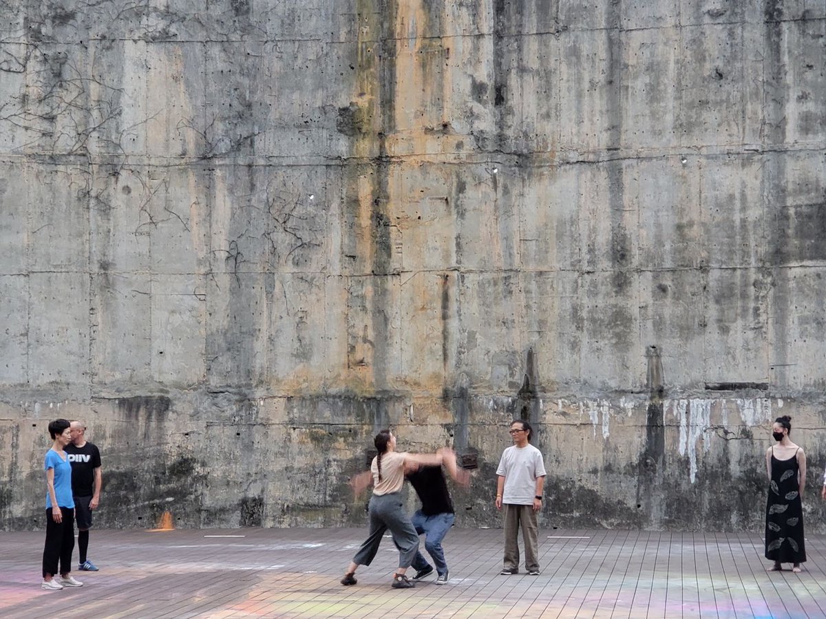 🇫🇷 La rentrée culturelle n’attend pas septembre en Corée ! Dimanche, la Cie Marécages clôturait le Dance Festival in Tank, dans un magnifique parc, et hier lundi, Daniel Buren inaugurait en personne une exposition personnelle au Musée d’art de Daegu. Et ce n’est que le début !