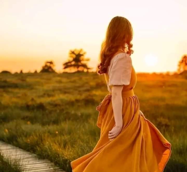 اللهُم صباح غائِم بلُطفك ..
               لا وقوعَ فيه و لا تعثُر..💛