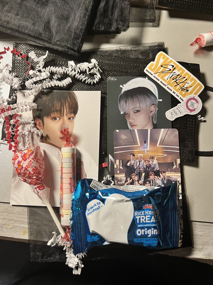 cherieinnie's tweet photo. OAKLAND STAYS!
Here’s a little preview :) snacks, official mini book pc, and unofficial freebies :) (+mask!!)
I’ll be at the Main Plaza entrance by 5:00p come say hi and pick up a baggie! (100 bags while supplies last!) 🤍
#StrayKidsinOakland #StrayKids_2ndWorldTour 
#StrayKids https://t.co/Tte7394QlV
