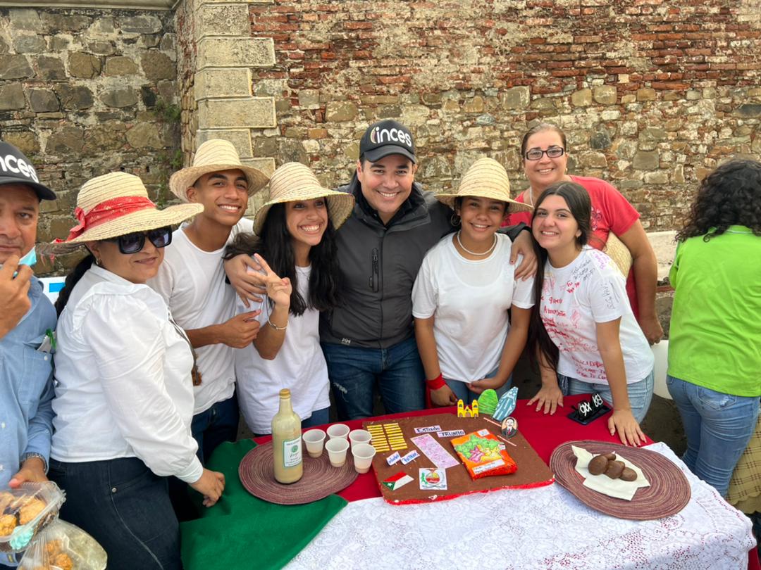 NvaInces's tweet photo. #11jul 1/3 Excelente presentación de la Expoferia U.E. María Auxiliadora II, en la cual también se presentaron las muestras de sus futuros bachilleres productivos🎓; éstos últimos trabajo conjunto de dicha Unidad Educativa y @NvaInces liderado por Gte Alex Andarcia @alexincesne https://t.co/6xb2JDfjdY