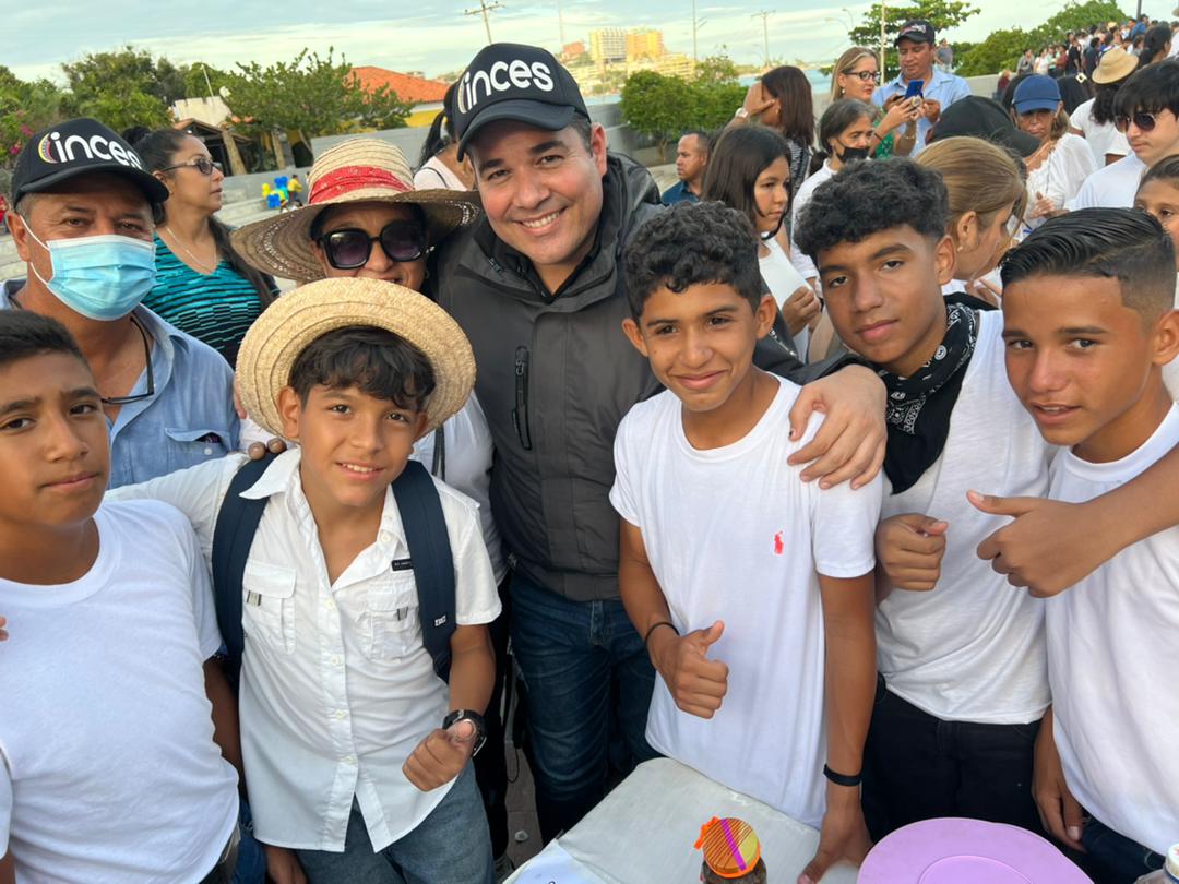 NvaInces's tweet photo. #11jul 1/3 Excelente presentación de la Expoferia U.E. María Auxiliadora II, en la cual también se presentaron las muestras de sus futuros bachilleres productivos🎓; éstos últimos trabajo conjunto de dicha Unidad Educativa y @NvaInces liderado por Gte Alex Andarcia @alexincesne https://t.co/6xb2JDfjdY