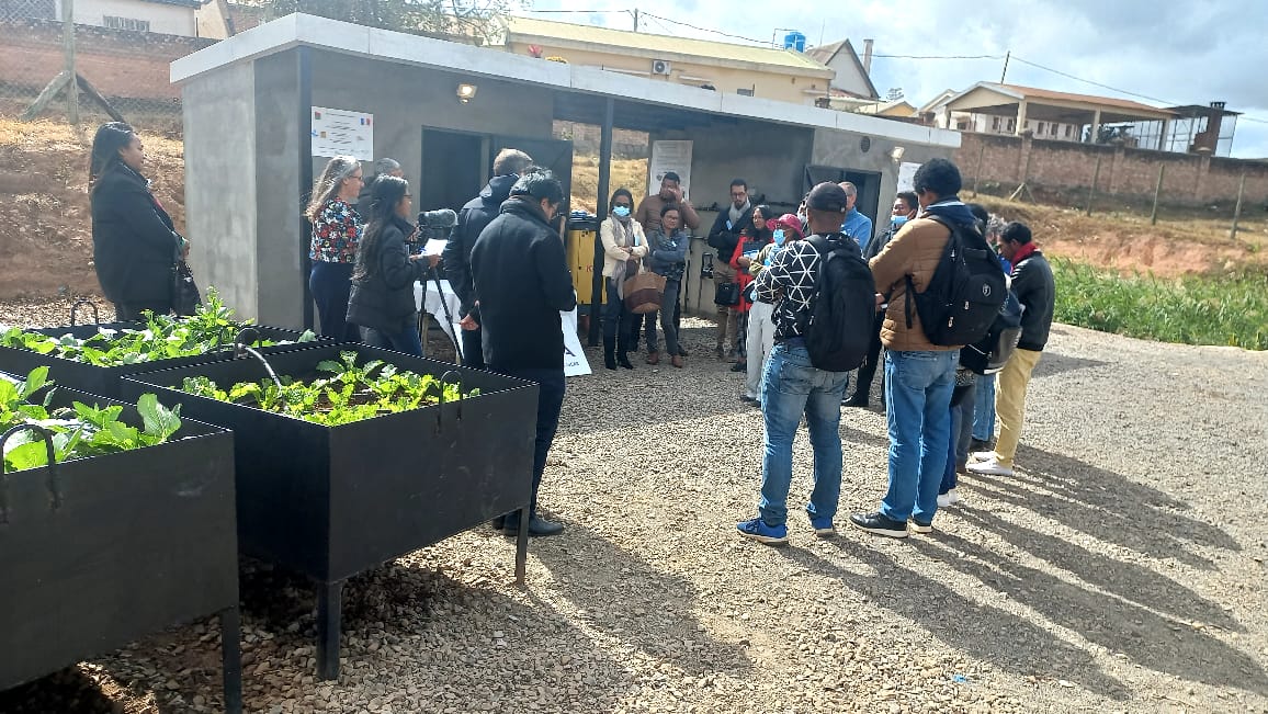 ambafrmada's tweet photo. Le #ClubVilleDurable de 🇲🇬 et la CCI France Madagascar ont visité le démonstrateur d'#assainissement végétalisé mis en œuvre par @arteliagroup et #Ecobird afin de constater les performances de la solution et envisager une réplication du procédé. https://t.co/FM8P1n5w2F