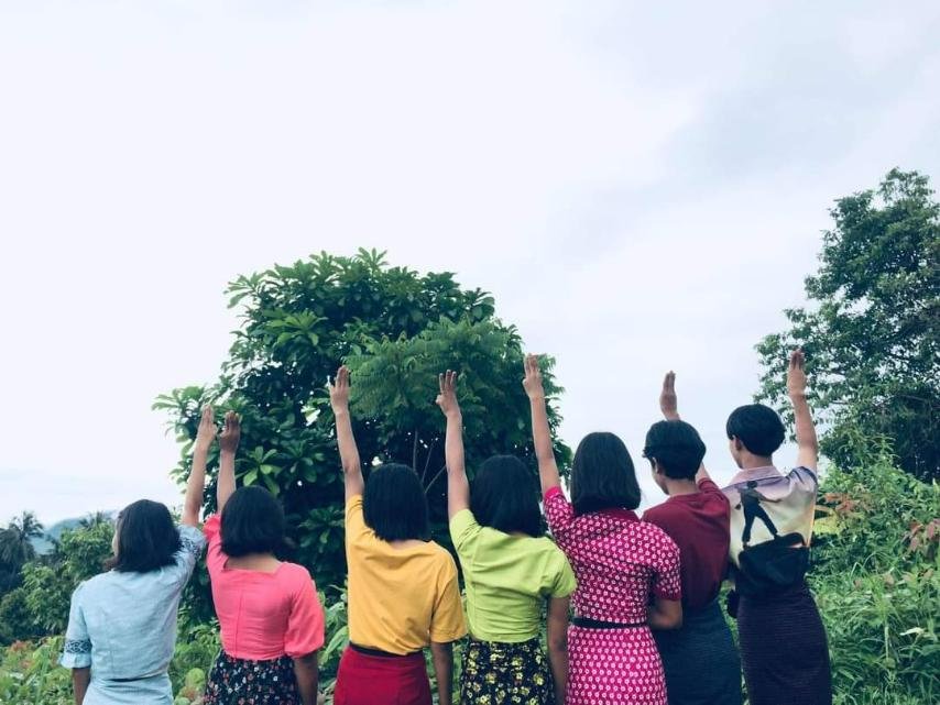 MizzimaNews's tweet photo. ရေဖြူမြို့မှလူငယ်များ ဝါဆိုလပြည့်နေ့တွင် ဘုရားသွား ကုသိုလ်ပြုရင်း ဆန္ဒဖော်ထုတ်

#ဝါဆိုလပြည့်နေ့ #ဆန္ဒပြ #protest 
#Mizzima https://t.co/riCVVsje2f