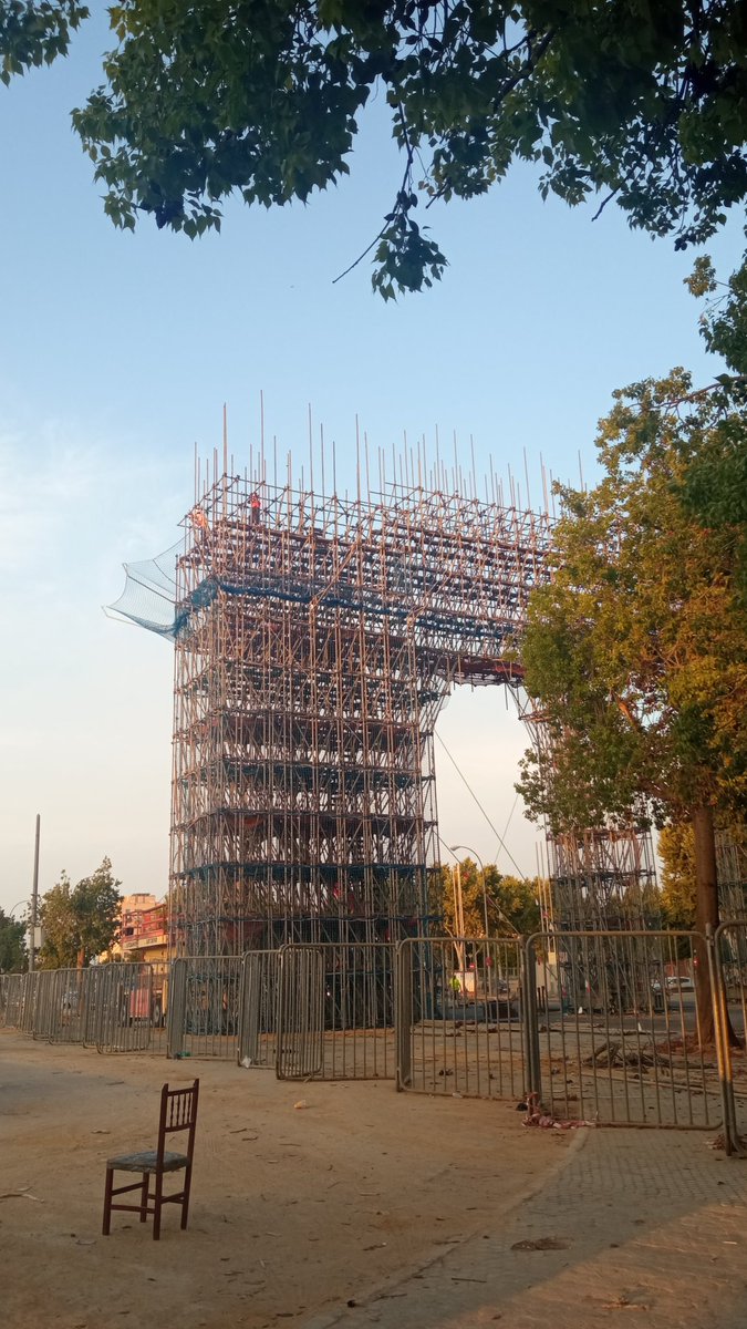 guijarrocio's tweet photo. Despalillando
Actividad propia de la @Feriade_Abril que finaliza dos y tres meses después de finalizar la @Feria_deAbril 
Con @tiempoensevilla calurosisimo, quitar la estructura de la @PortadasdeFeria es una actividad lenta y pesada que poco se valora https://t.co/uaTjpil8uz