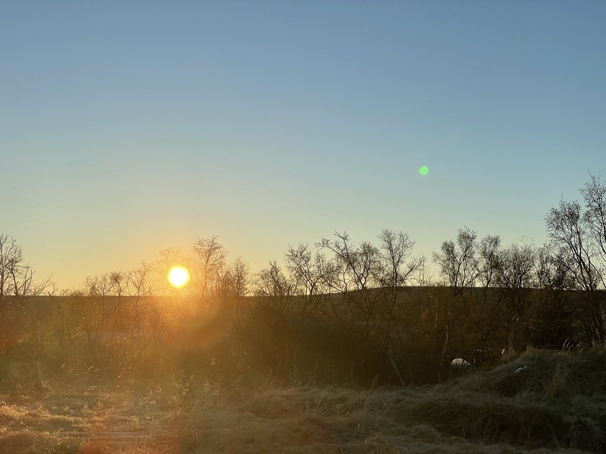 waqas70N's tweet photo. This phenomina is called #midnightsun. The sun almost never sets for 3.5 months of #summer above #arctic . Photos taken at 0054 last year, 0004 this year and 2355. People come all over the world to watch it, will update more. #nature #amazing #norway #abovearctic #70n #71n https://t.co/2q2v600hXO