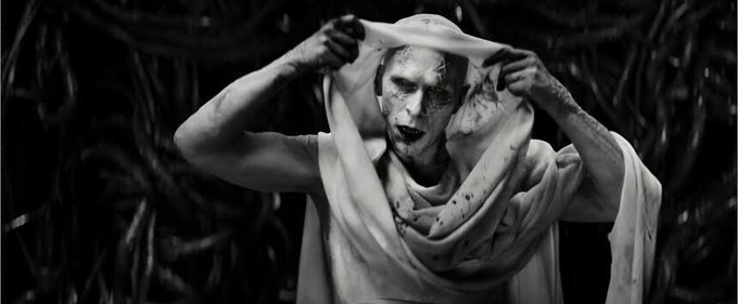 神殺しのゴア、呪いによって神を殺せる人間 という激アツな設定をもっと神様視点のシーンでバッチリ描いて欲しかったよね。
シフあたりのくだりでバッチリ尺取って欲しかった。
力を奮って体を蝕むパートや、神に祈って娘と過ごしている平和なシーンとか、20分くらい追加しても良かったのにな〜 