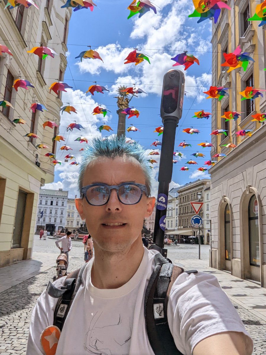 tenvelkej's tweet photo. Brý ráno každej si dává selfíčko s větrníkama 📸
Sem to kapku inovoval ☺️🦄
A udělal 360 fotku a namapoval celou ulici do Street View 🌍
360 fotka - https://t.co/12w54Xwe94
#Digisolu #Labpano #StreetView #mapovani #GoogleMaps #360foto #Olomouc #prace #pracejezabava https://t.co/akcVCvmDqZ