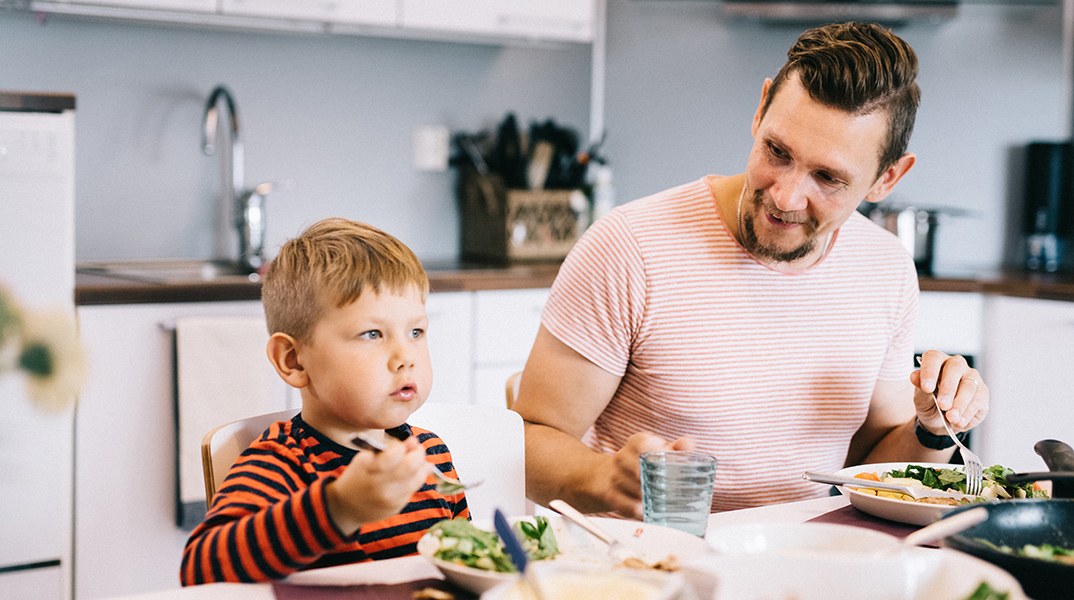 Globaalissa ruokajärjestelmässä on puutteensa, mutta samat ongelmat eivät koske suomalaista ruokaketjua.<a href="/MariaHammarb/">Maria Hammarberg</a> kirjoittaa, että ruokaa voidaan tuottaa luonnon monimuotoisuutta kunnioittaen, luonnonvaroja säästäen &amp; maaperän kasvukunnosta huolehtien. bit.ly/3PeOtty