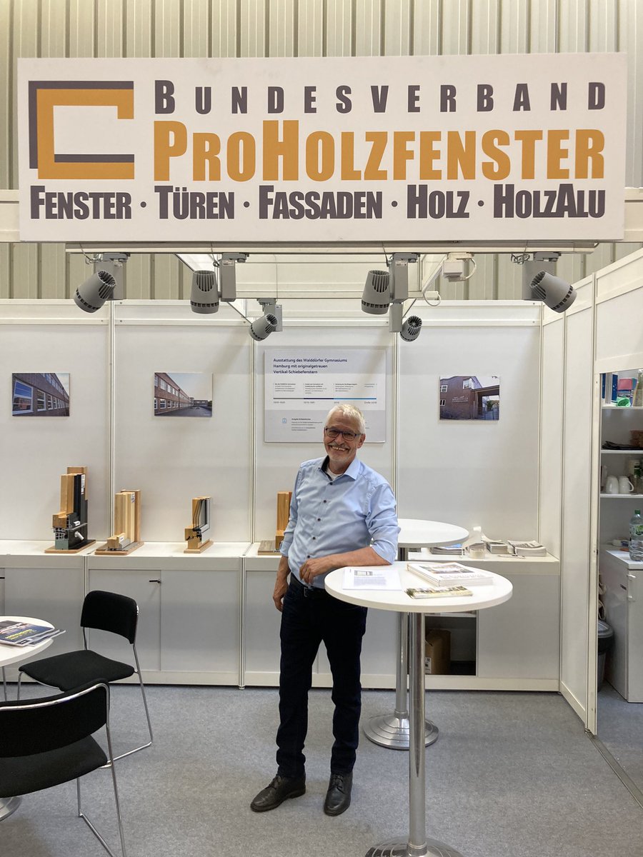 Hallo Welt! Wir sind in den kommenden Tagen auf der #fensterbaufrontale und #holzhandwerk 2022 um mit Euch über die Themen und Trends rund um das Holzfenster zu sprechen. Halle 8, Stand 110. Kommt vorbei!