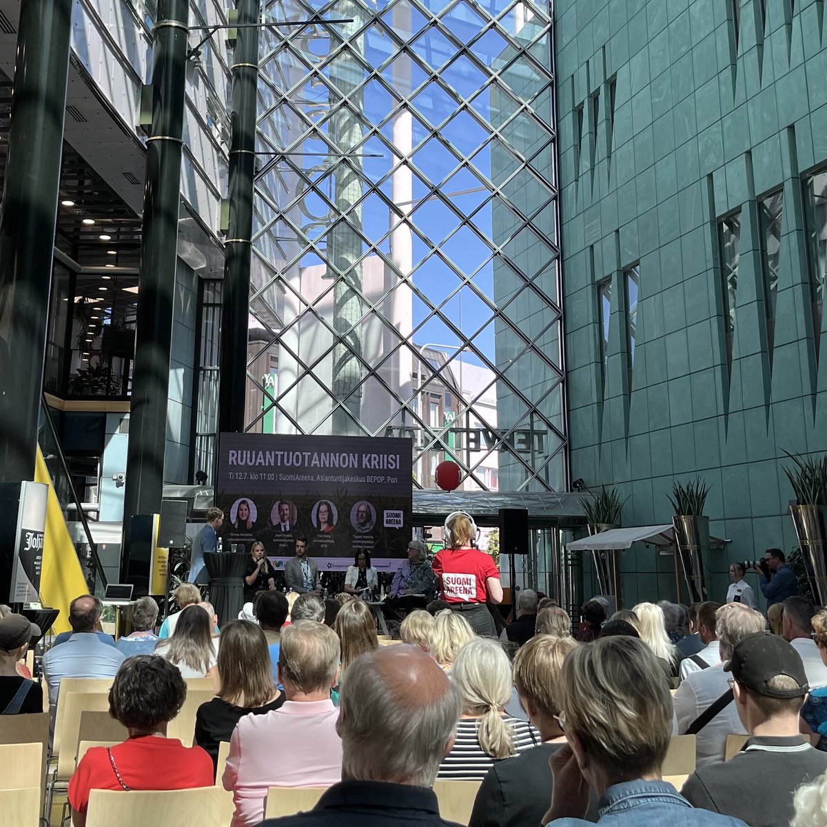 satuhahmo's tweet photo. Eilen starttasi #suomiareena2022 ja hyviä keskusteluja käytiin ilta kuuteen asti. Keskustelut löytyvät MTV Katsomosta. Tänään jatkuu aiheista ilmasto, ympäristö sekä luonto ja lauteilla @EMFinland aiheena ruoantuotanto. Katso koko ohjelma 👇

https://t.co/RVbNdTsVeo https://t.co/xEwRjl9jOl