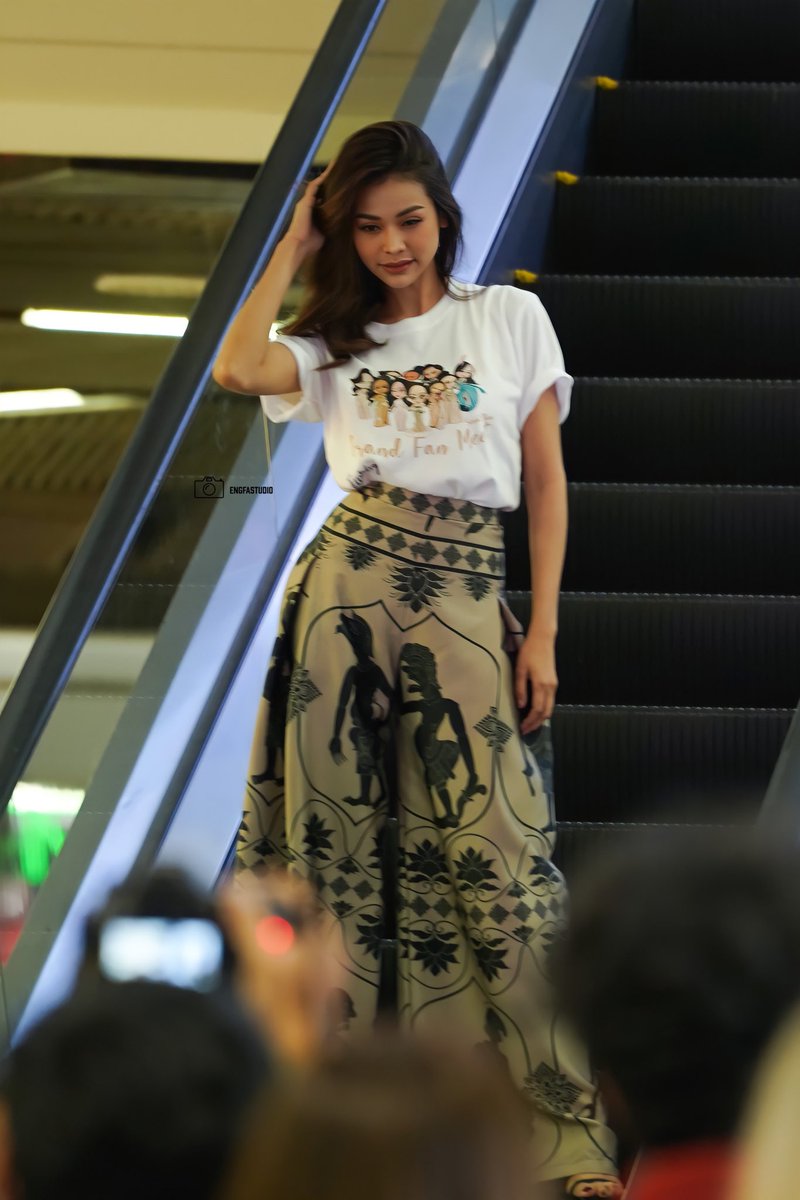 engfastudio's tweet photo. ช็อตลงบันไดเลื่อนคือที่สุด😍~

#อิงฟ้ามหาชน #EngfaWaraha https://t.co/hGrw3gfkM9