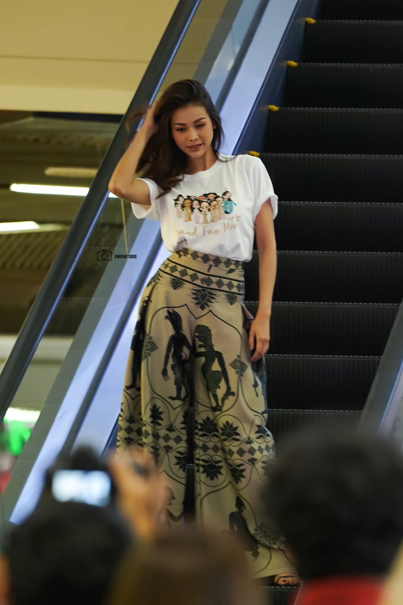 engfastudio's tweet photo. ช็อตลงบันไดเลื่อนคือที่สุด😍~

#อิงฟ้ามหาชน #EngfaWaraha https://t.co/hGrw3gfkM9