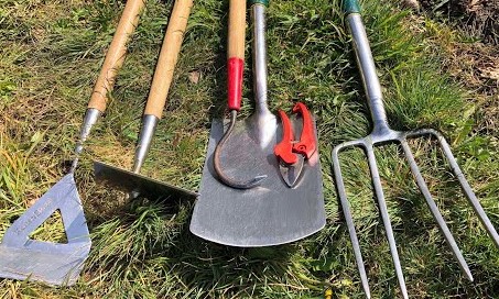 hitchin_hack's tweet photo. Take a hat, get your gloves, join another sowing and growing session at Ron's Plot community allotment in Burford Way today from 11am, £8 admission includes a selection of cuttings to take home. Book at https://t.co/i5GacC8foN #hitchinfestival https://t.co/NVdilChMNh