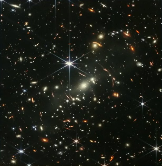 Nous avons vécu un moment historique avec la première image du télescope spatial James Webb. Le télescope, à 1.5 millions de kilomètres de nous nous montre l'Univers tel qu'il était...il y a 13 milliards d'années. Thread rapide👇