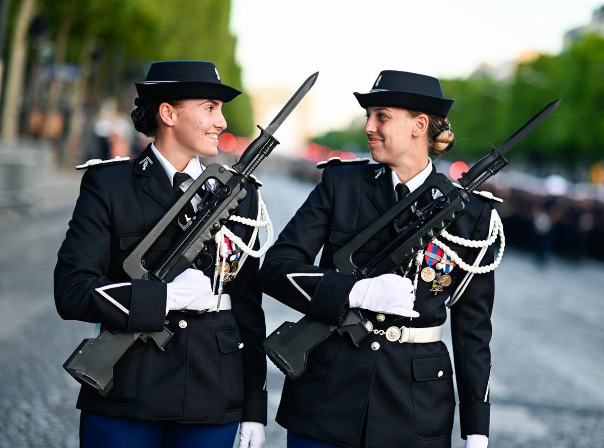 Gendarmerie's tweet photo. #14Juillet  #MardiConseil « Soyez fiers ! » Que ce soit à Melun, Satory ou sur les Champs-Élysées, nos gendarmes et nos élèves-gendarmes multiplient les répétitions pour le défilé du #14Juillet2022 🇫🇷
📷 F. Thies  #EOGN / B. Lapointe #SIRPA #Gendarmerie https://t.co/RyfwOY5iGN