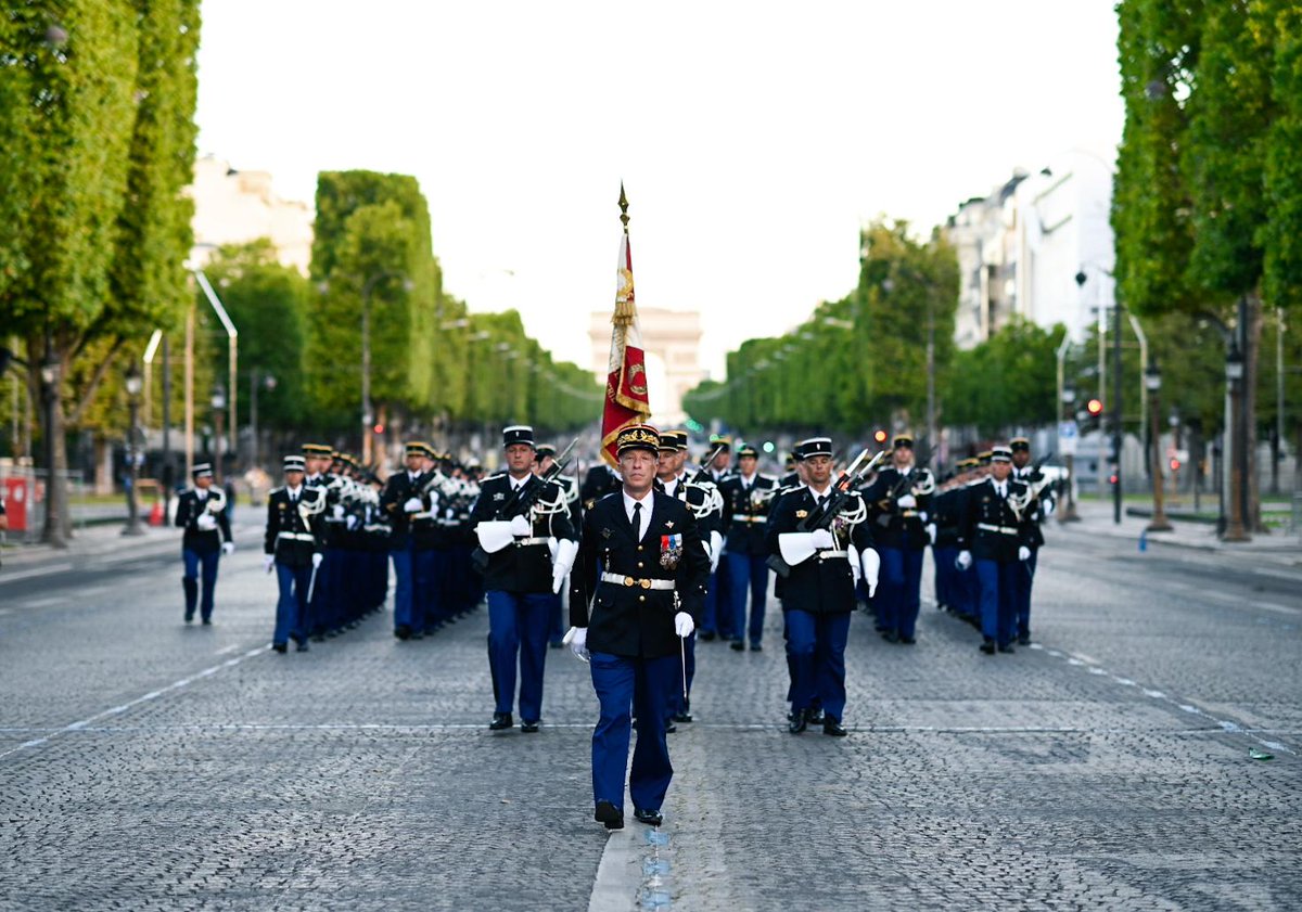 Gendarmerie's tweet photo. #14Juillet  #MardiConseil « Soyez fiers ! » Que ce soit à Melun, Satory ou sur les Champs-Élysées, nos gendarmes et nos élèves-gendarmes multiplient les répétitions pour le défilé du #14Juillet2022 🇫🇷
📷 F. Thies  #EOGN / B. Lapointe #SIRPA #Gendarmerie https://t.co/RyfwOY5iGN