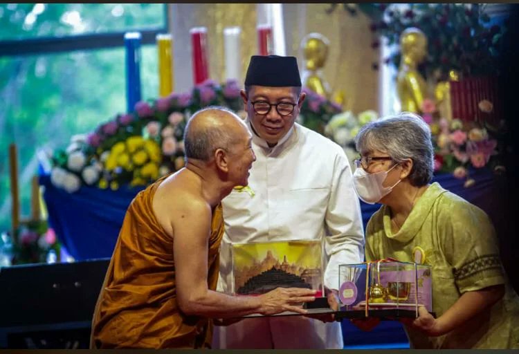 Interfidei's tweet photo. Institut DIAN/Interfidei menghadiri Āsāḷhā Mahāpūjā 2566 TB di Taman Lumbini, Borobudur.
Selamat memperingati Āsāḷhā 2566 TB. Semoga Buddhasāsana, Ajaran Buddha kian lestari 😇
#dianinterfidei #interfidei https://t.co/v7e8GYU2Pw