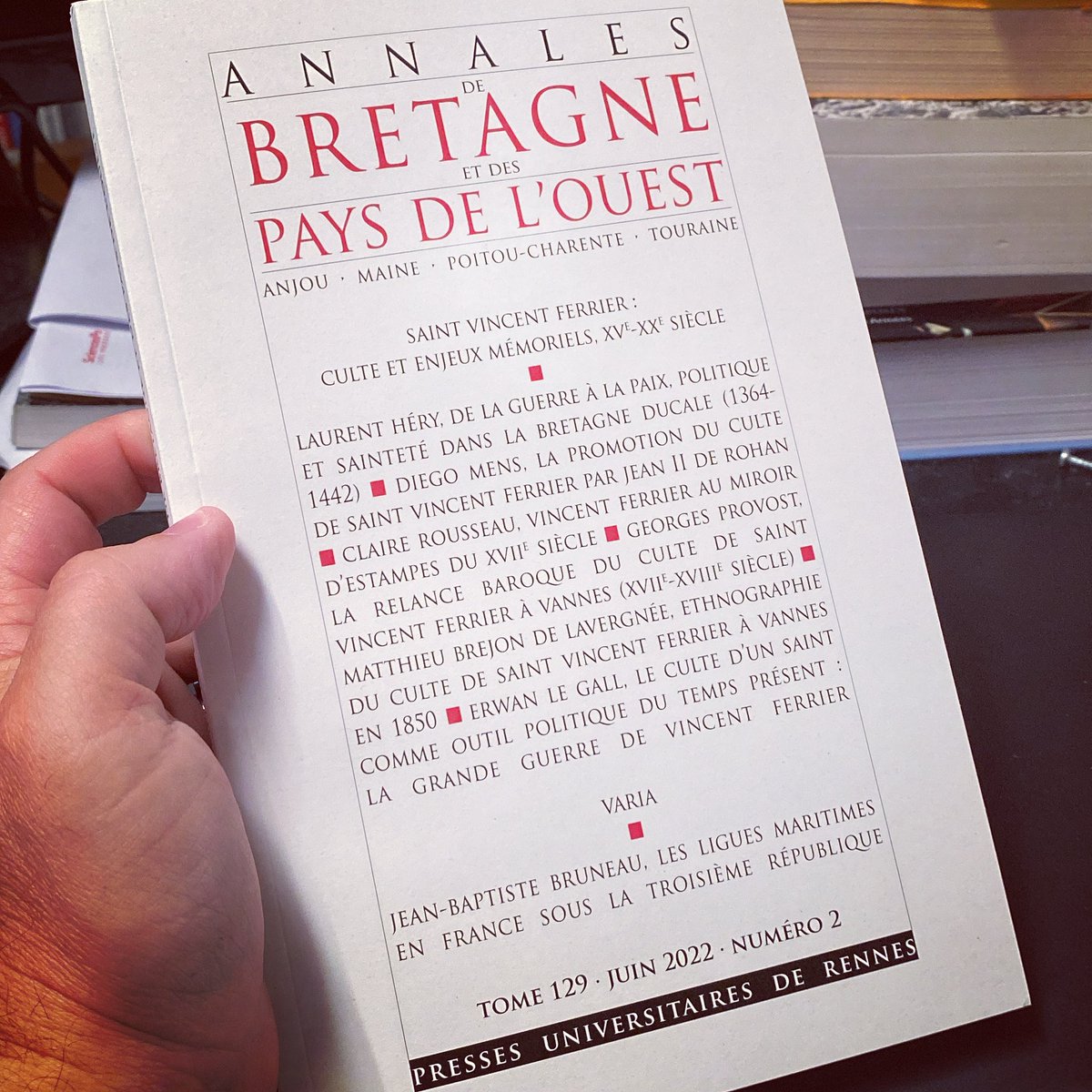 Tout juste arrivé dans la boîte aux lettres et bientôt disponible en ligne, le dernier numéro des <a href="/AbpoHistoire/">ABPO</a> : j’y signe un papier sur les fêtes organisées en juillet 1919 en l’honneur de Saint Vincent Ferrier à Vannes. On y découvre une sortie de guerre très politique…