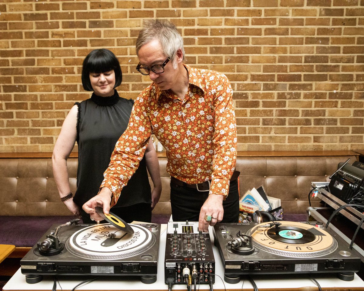 e17RnR_books's tweet photo. Honoured that Mark aka @MonkeyPicks played out some great tunes last night check out his radio show https://t.co/T3gTrFHJec @davedavieskinks @stowtradeshall #WalkingOnAThinLine https://t.co/iBKCkJ6g8A