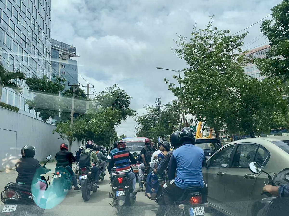 i5mag's tweet photo. @blrcitytraffic, why are #nammametro contractors allowed to block the arterial roads during peak office commute hours &amp; cause inconvenience to ambulances at the already choked Mahadevpura ORR stretch as indicated earlier by @CMofKarnataka?
@Namma_ORRCA @Dnekundi_rising @WFRising https://t.co/C6CJFGZ7wL