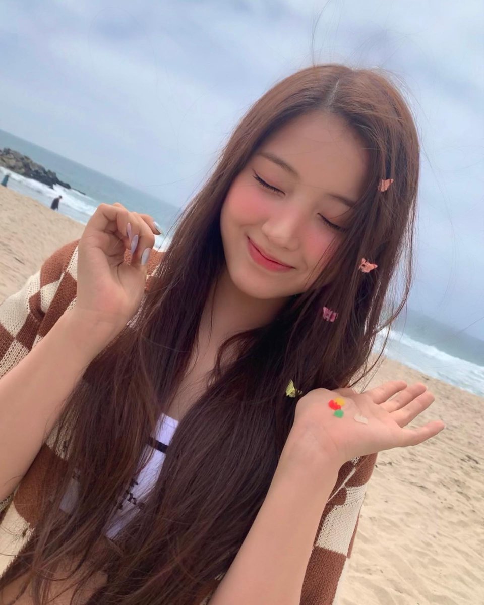 nmixxpics_'s tweet photo. NMIXX official instagram update with Jiwoo https://t.co/27HpCcBc13