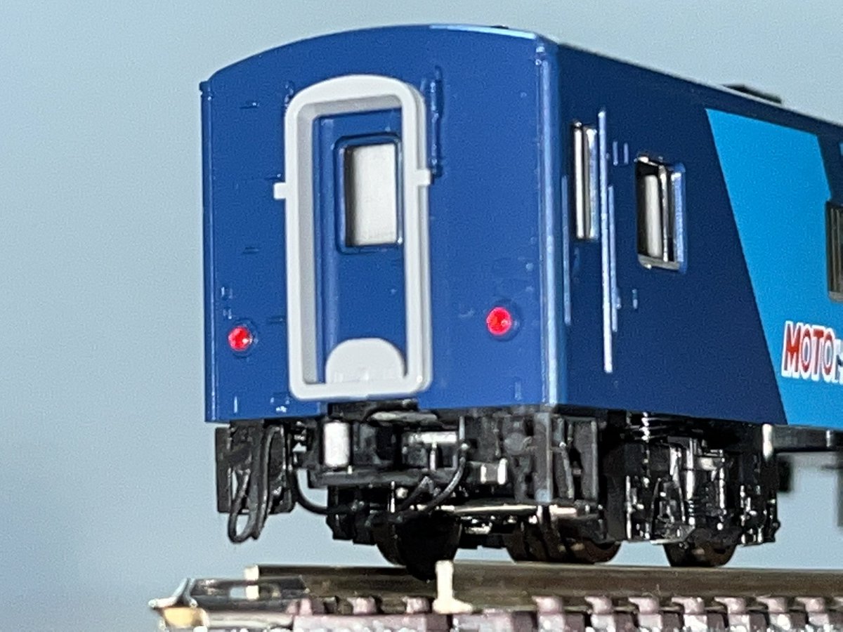 YFhP3REby25pZeQ's tweet photo. リカラーさんのTOMIX50系用のTNカプラー用車端パーツをモトトレインマニ50に取り付けました😆いやー⁉️かなり引き締まります‼️あと3個買って両端この仕様にしたいと思います😊
#トミックス #モトトレイン
#急行八甲田 #jc6377 #TNカプラー
#50系客車 #リカラー https://t.co/nhOCVD7JmB